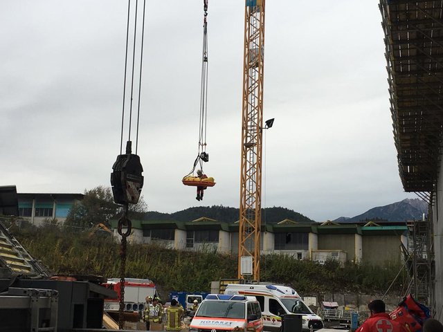 Mit dem Kran wurde der schwer verletzte Arbeiter von der Baustelle geborgen.