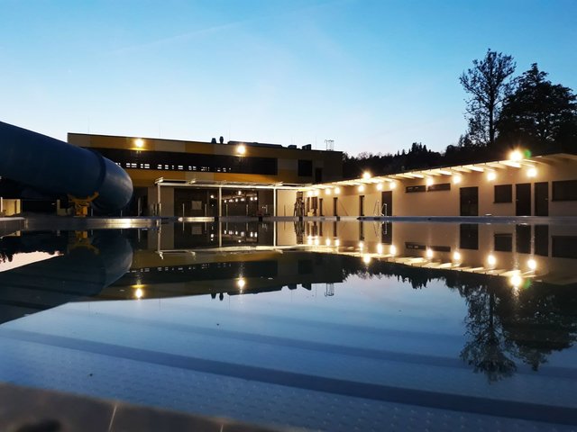 Nettes Ambiente im Livingroom im Pressbaumer Strandbad. | Foto: Livingroom