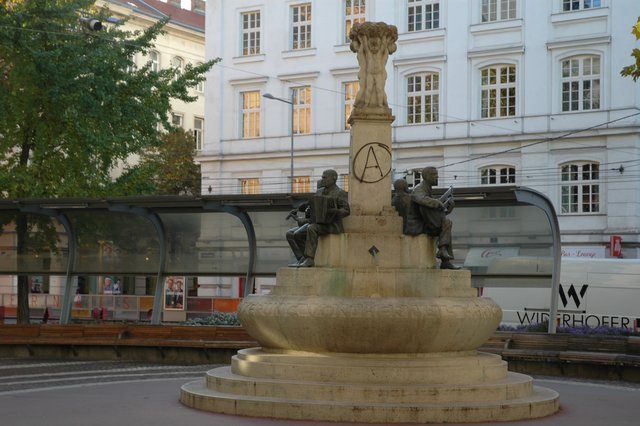 Ein Denkmal macht keinen Lärm: Ob die Gebrüder Schrammel heute auf dem Elterleinplatz willkommen wären, ist fraglich.  