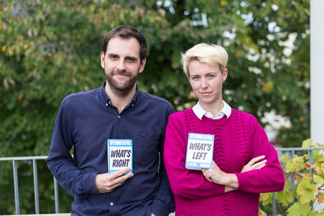 Der künstlerische Geschäftsführer Sebastian Linz und die Dramaturgin Theresa Seraphin mit dem Programm der Arge Kultur. | Foto: Arge Kultur