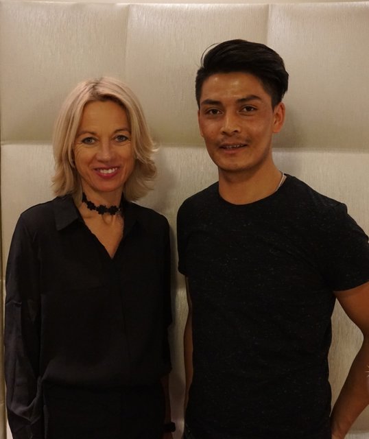 Ingeborg Salletmayr mit Asylbewerber Jawid aus Afghanistan, der in Münzkirchen eine Lehre als Friseur und Perückenmacher gestartet hat. | Foto: Salletmayr