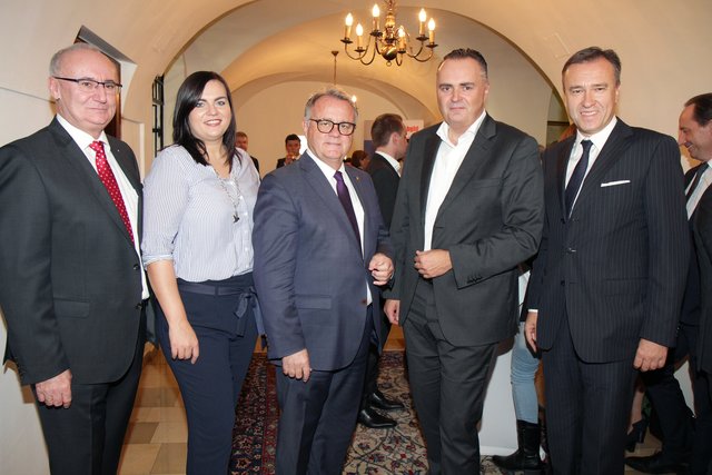 Besuch in der Bank Burgenland (v.l.): Gerhard Nyul (Stv. Vorsitzender des Vorstandes), LR Astrid Eisenkopf, LH Hans Niessl, LR Hans Peter Doskozil und Christian Jauk, Vorsitzender des Vorstandes  | Foto: Landesmedienservice