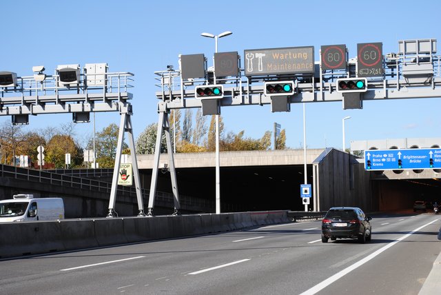 Die Anzeigen vor den Tunnelportalen. Auch die Röhren sind aus Sicherheitsgründen versetzt. | Foto: Davina Brunnbauer