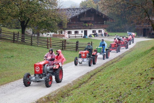 Die Teilnehmer trotzten bei der Rundfahrt von Kundl zum Museum Tiroler Bauernhöfe in Kramsach und durch Rattenberg dem Regen.  | Foto: Lindner / Die Fotografen