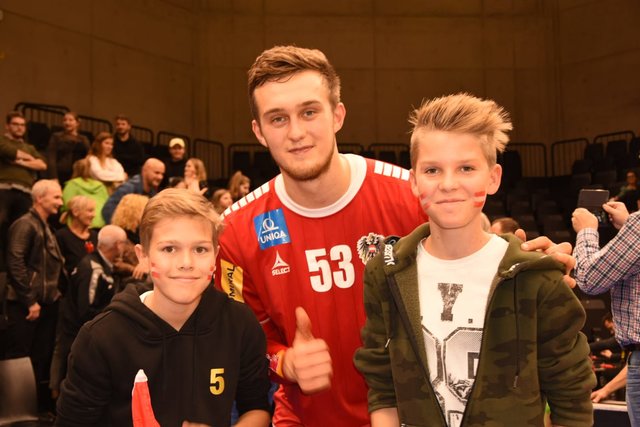 Die jungen Handballer des HC JUFA Deutschlandsberg mit Österreichs Handballstar Nikola Bilyk nach dem Länderspiel in Graz. | Foto: HC JUFA