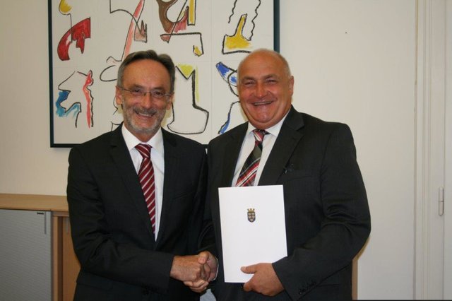 Bezirkshauptmann Josef Kronister mit Viktor Weinzinger, dem frisch gebackenen Vizebürger von Purkersdorf. | Foto: Weinzinger
