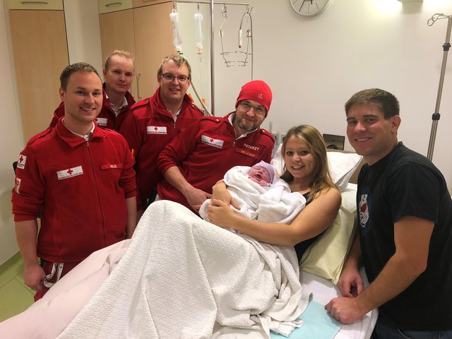 v.l.n.r.: Rettungssanitäter Wolfgang Waldl, Rettungssanitäter Zivildiener Marcel Steinkogler, Notfallsanitäter Stefan Schendl, Notarzt Christian Lutsch, Mutter Johanna Huemer mit der kleinen Flora Mia und dem Vater Michael Hager | Foto: RK/LV OÖ