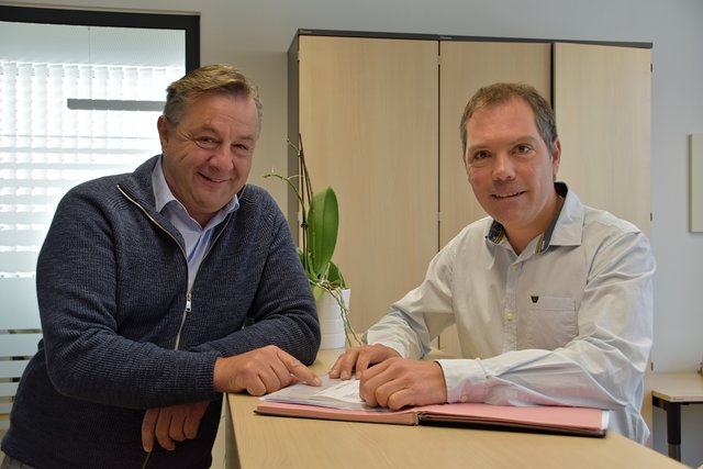 Bürgermeister Friedricht Strubreiter (links), mit Amtsleiter Gerald Pernhofer im Gemeindebüro von Scheffau am Tennengebirge.