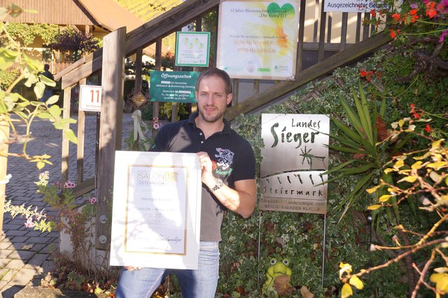 Michael Kratzer ist stolz auf die vielen Auszeichnungen. | Foto: Waltraud Fischer