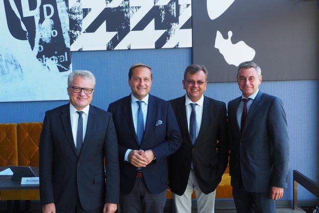 v.l.: Bürgermeister und Aufsichtsratsvorsitzender Klaus Luger, Intendant des Brucknerhauses Dietmar Kerschbaum, Kaufmännischer Vorstandsdirektor Thomas Ziegler und Generaldirektor der Raiffeisen Heinrich Schaller sind zufrieden mit dem diesjährigen Ergebnis. | Foto: Brucknerhaus