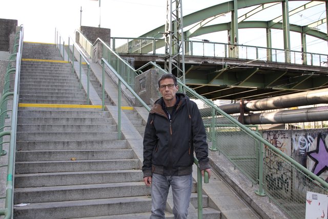 Aus der Traum vom Lift: Christian Tesar (Grüne) wünscht sich mehr Barrierefreiheit bei der Schmelzbrücke.
