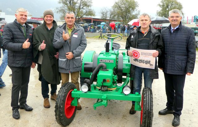 GF Stefan Lindner, Bürgermeister Anton Hoflacher, GF Rudolf Lindner, Sieger Michael Breitenlechner und GF Hermann Lindner (vl.) mit Breitenlechners Lindner Traktor S14 mit originalem Warchalowski Motor. | Foto: Haun