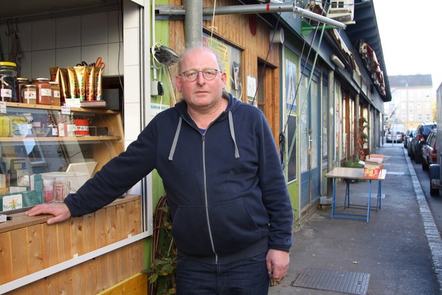 Cris Nessmann betreibt die "Kärntnerei Kasnudel". Er unterstützt seine Kollegen, die nicht länger aufsperren können.