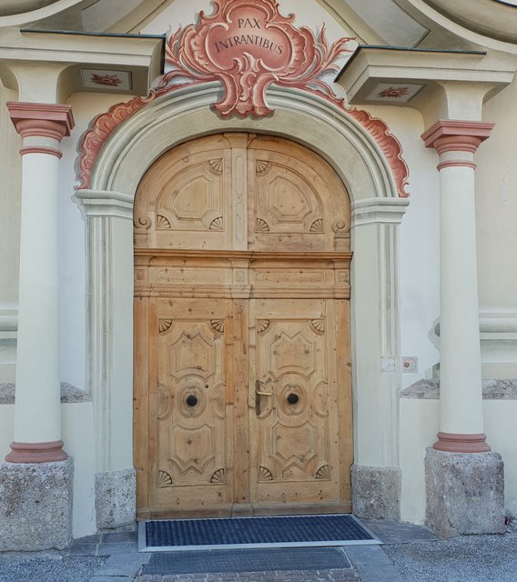 Das Kirchenportal präsentiert sich nach der Renovierung wieder in den natürlichen Holzfarben!