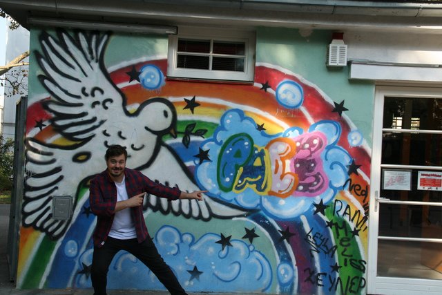 Der neue Jugendbeauftragte von Favoriten vor dem Jugendtreff Arthaberbad, wo Nikola Poljak als Sozialarbeiter tätig war.