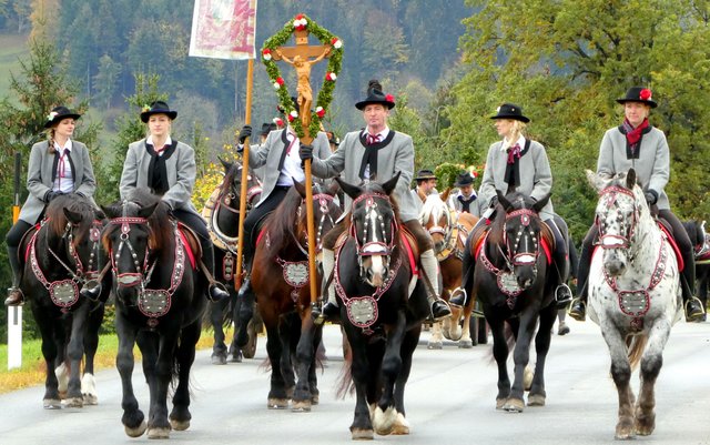 Kreuzträger David Bichler führte mit seinen feschen Begleiterinnen den 314. Leonhardiritt an. | Foto: Haun