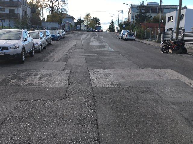 Mehr Fleckerlteppich als Straße, meinen AnrainerInnen. | Foto: Noël Gaar