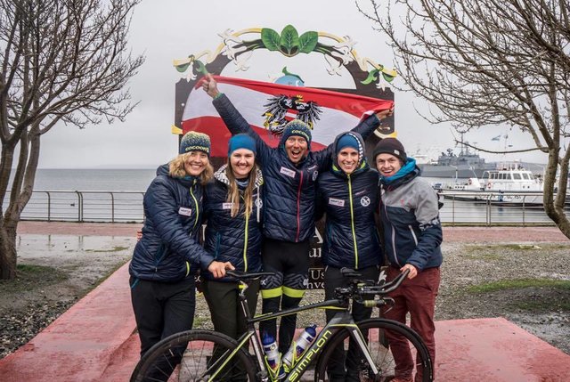 Strasser bei der Zielankunft mit seinem gesamten Team. | Foto: © S. Renner
