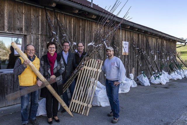 Beim Verladen: Hans Redl, Michaela Hinterholzer, Christian Haberhauer, Franz Lumesberger und Gerald Prüller. | Foto: Cleanhill Studios