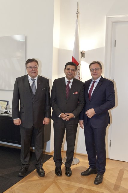 Honorarkonsul Alois J. Schranz, Botschafter H.E. Mohammed Abu Zafar und LH Günther Platter bei der Eröffnungsfeier des Tiroler Honorarkonsulats von Bangladesch. | Foto: Foto: Schranz