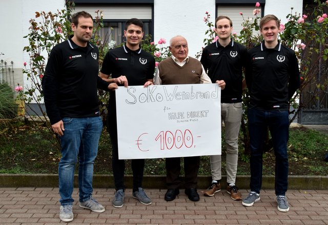 Franz Grandits von "Hilfe direkt“ (Mitte) erhielt die Spende von Oliver Blaskovits, Alex Zsifkovits, Johannes Zsifkovits und Markus Zsifkovits (von links). | Foto: Gemeinde Stinatz