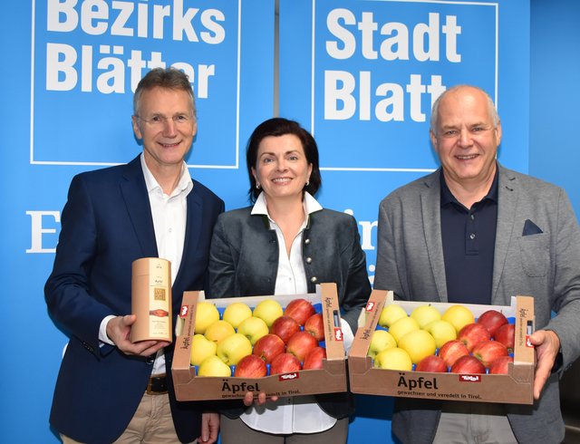 Vitamingruß für Bezirksblätter-CR Sieghard Krabichler durch TirolObst-Obfrau Regina Norz und Fachbereichsleiter Wendelin Juen. | Foto: Kainz