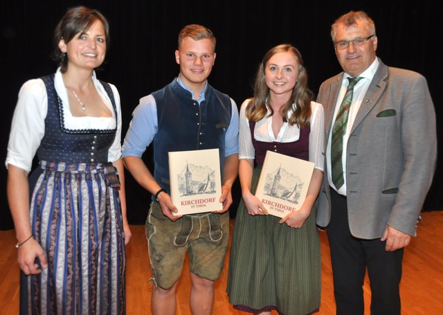 Kultureferentin Martina Foidl (li.) und Bürgermeister Gerhard Obermüller (re.) mit Marcel Weiss und Katharina Hechenbichler, die im Kirchdorfer Dorfsaal das Jungbürgergelöbnis sprachen. | Foto: Gernot Schwaiger