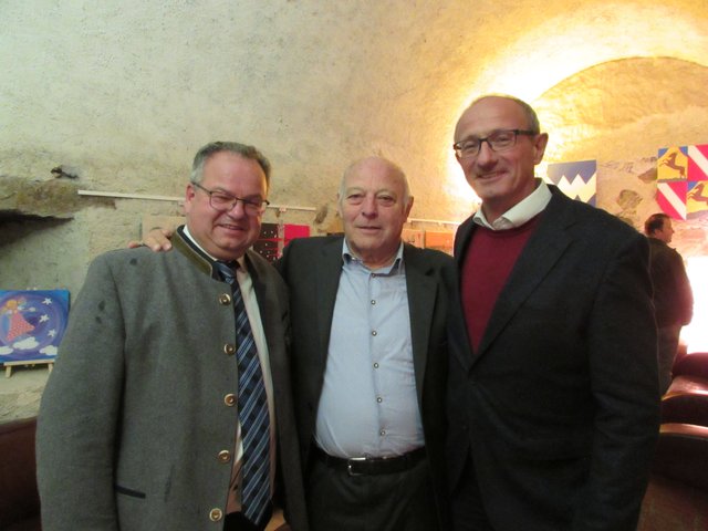 Bgm. Elmar Handle, Alt-LH Luis Durnwalder und Landtagsvizepräsident Toni Mattle beim "Graffiti &amp; Unplugged 7.0" auf Schloss Sigmundsried. 