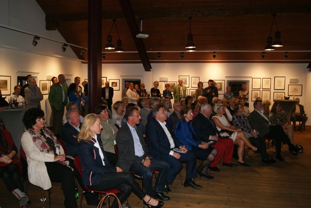 Die Ausstellungseröffnung im vollbesetzten Veranstaltungssaal des Lohninghofes lockte viele interessierte Besucher an.