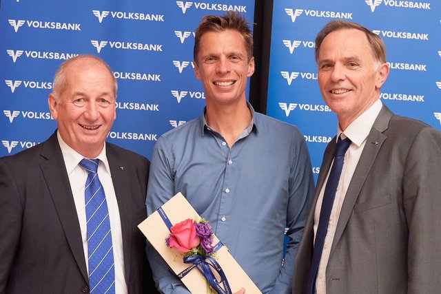 Franz Frauenhuber (Filialleiter Mattighofen, Volksbank OÖ), Kabarettis Klaus Eckel und Direktor Gerhard Möstl (Regionalleiter Innviertel, Volksbank OÖ) im Stadtsaal. | Foto: Mathias Lauringer 