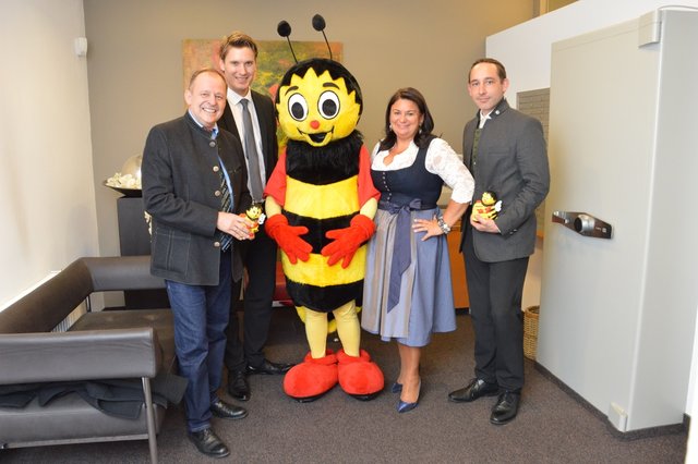 Mit Maskottchen "Sumsi": Dietmar Reibnegger, Nikolaus Primessnig, Manuela Glaser und Roland Krall (von links) | Foto: Raiffeisen