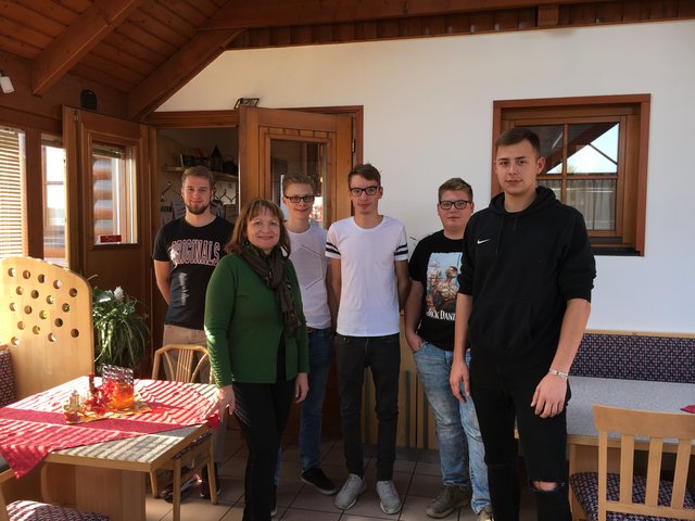 Zeiler Raphael, Bürgermeisterin Anette Töpfl, Langhammer Gregor, Binder Florian, Kozar Florian und Trinko Lukas