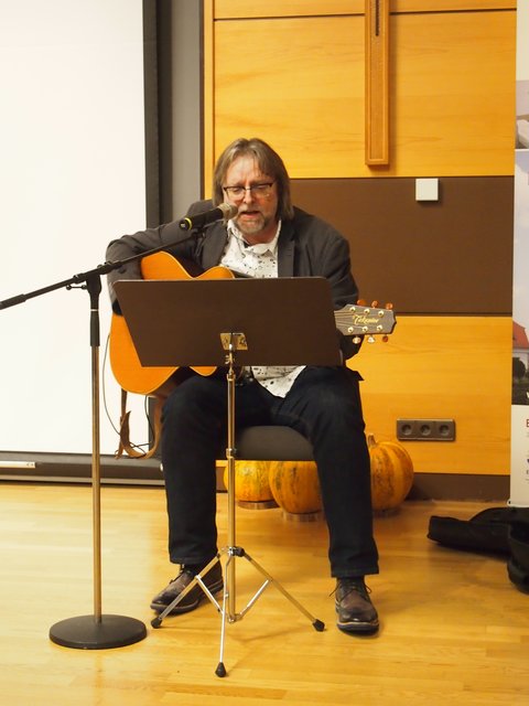 Meinrad Rupieper begleitete Musikalisch die Lesung: "Let it be".