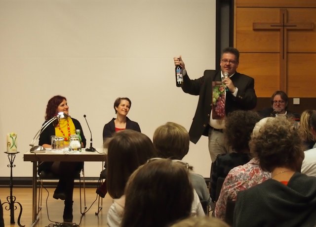 Ein kleines Dankeschön an die Autorinnen von Direktor Franz Knittelfelder mit Weinviertler Wein.