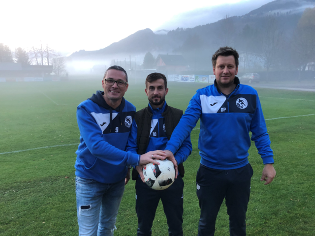 Sektionsleiter Marco Längle, Topscorer Samir Nuhanovic und Trainer Philipp Dabringer sind ein unzertrennliches Trio.  | Foto: Marcus Längle/KK