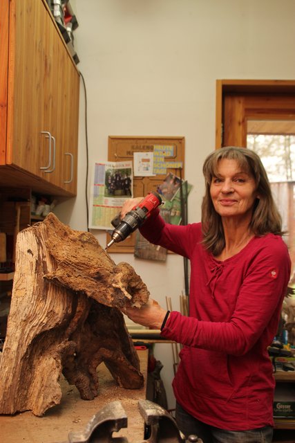 Kunsthandwerkerin Anita Lenzenweger in ihrem Atelier in Wildenau.