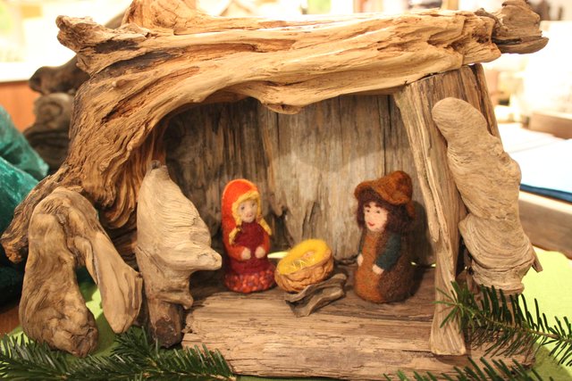 DIY: Selbstgemachte Weihnachtskrippe aus Treibholz.