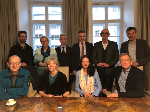 Stehend von links nach rechts: Univ.Prof. Dr. Timo Heimerdinger und Pfarrerin Assunta Kautzky, Ing. Max Valtingojer, Imam Samir Redzepovic, Mag. Thomas Lipschütz, Bürgermeister Georg Willi. Sitzend von links nach rechts: Dr. Johannes Wechner, Dr. Gabriele Doppler, Mag.a Magdalena Modler-El-Abdaoi, Bischof Gerhard Egger 