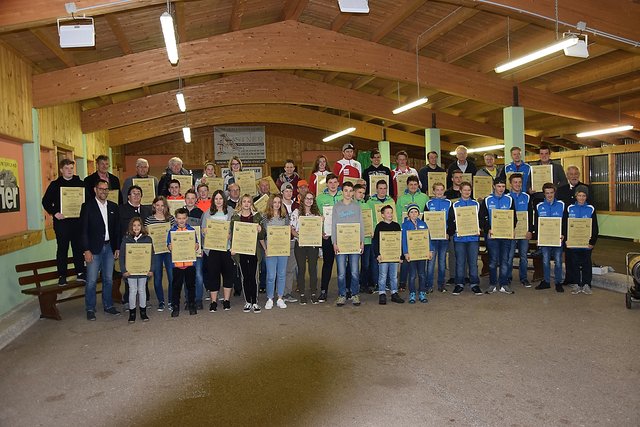 Große Anzahl an Auszeichnungen und Ehrungen in der Stocksporthalle des SV Brixlegg. | Foto: Friedl Schwaighofer