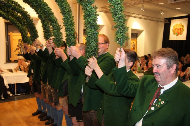 Auf der anderen Seite des Reifs standen die Männer