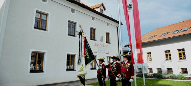 Würdiger Festakt: Zur Ehre der Republik nahm die Fahnenabordnung der Schützenkompanie Grinzens vor der am Dorfplatz gehissten österreichschen Flagge Aufstellung. | Foto: Hassl