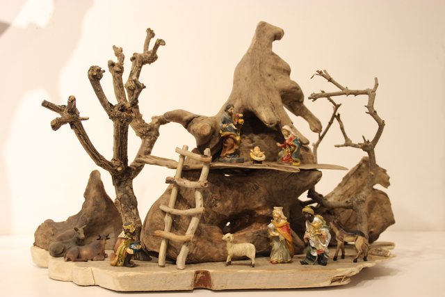 Für geübte Bastler: eine große Weihnachtskrippe aus Treibholz.