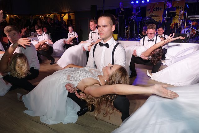 Mit einer schwungvollen Polonaise eröffneten die Tanzpaare den Maturaball in Gamlitz