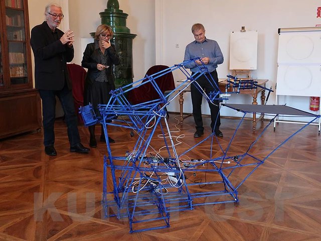 Die Maschine von Niki Passath