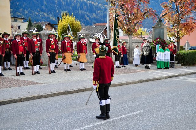 Die Heldenehrung vor dem Kriegerdenkmal gehört in unseren Dörfern zur jährlichen Tradition.