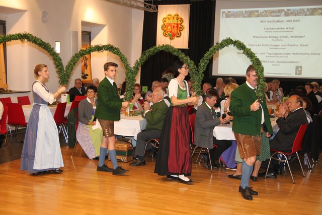 Mit dem Reiftanz eröffneten die Volkstänzer den Ball