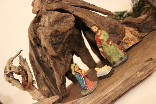 DIY: Selbstgemachte Weihnachtskrippe aus Treibholz.