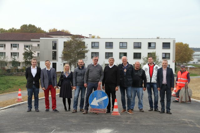 Bei der Inbetriebnahme des Zubringers: David Seper und Roman Ringhofer (Fa. Woschitz), Sandra Rothmüller-Fink, Harald Rosner (Baudirektion), Julius Wagner, Bgm. Vinzenz Knor, Gemeindetechniker Alexander Gulyas, Gottfried Bauer und Thomas Mayrhofer (Fa. Lang & Menhofer) und Oberamtsrat Gustav Glatter.