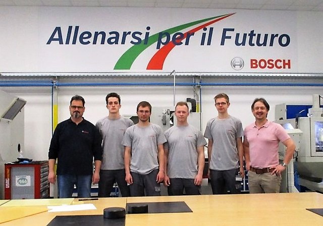 Milot Cermjani (2.v.l.) und Clemens Kreiner mit den Andritz-Lehrlingen und Bosch-Managern in Bari. | Foto: KK
