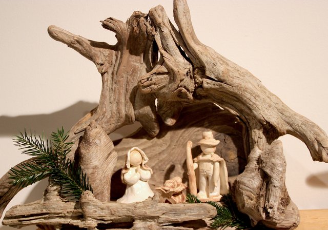 DIY: Selbstgemachte Weihnachtskrippe aus Treibholz.